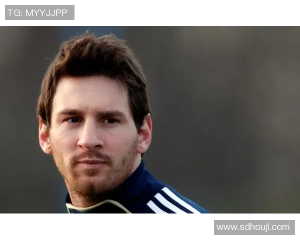 足球明星穿西装帅气写真展现男生魅力与风采的完美结合