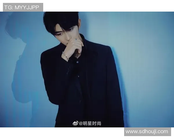 足球明星身穿黑大衣的时尚造型展示与魅力瞬间分享