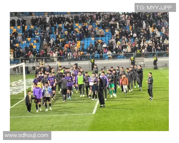 足球明星铲人瞬间精彩集锦展现球场激情与对抗的魅力